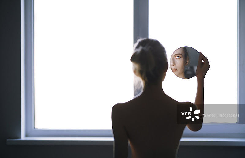 年轻女人照手镜图片素材