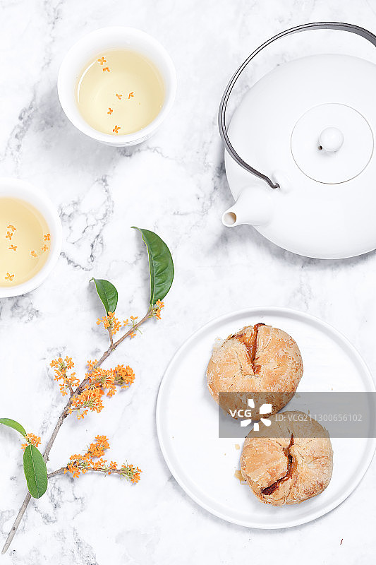 传统中式下午茶酥皮榨菜月饼和桂花茶图片素材