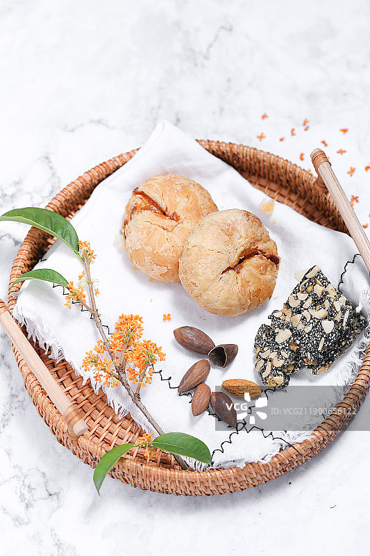 传统中式下午茶酥皮月饼香榧和花生芝麻糖图片素材