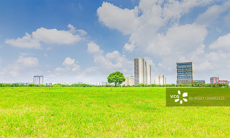 天蓝地绿的无锡市新吴区软件园图片素材