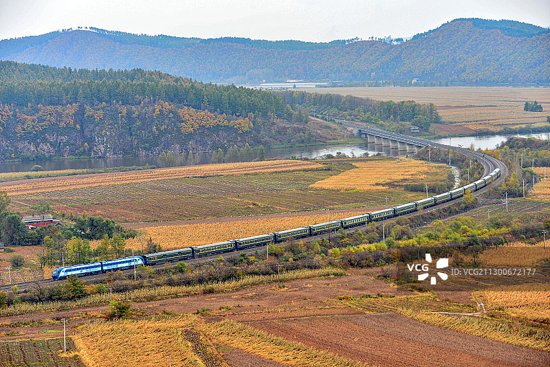 佳木斯-成都K548次通过绥佳线永林弯道，背景是汤旺河7号桥图片素材