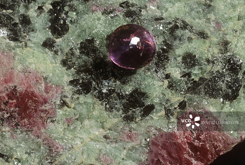 黝帘石上的红宝石图片素材