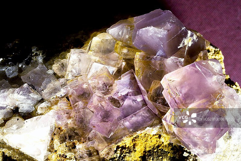 紫色萤石晶体图片素材
