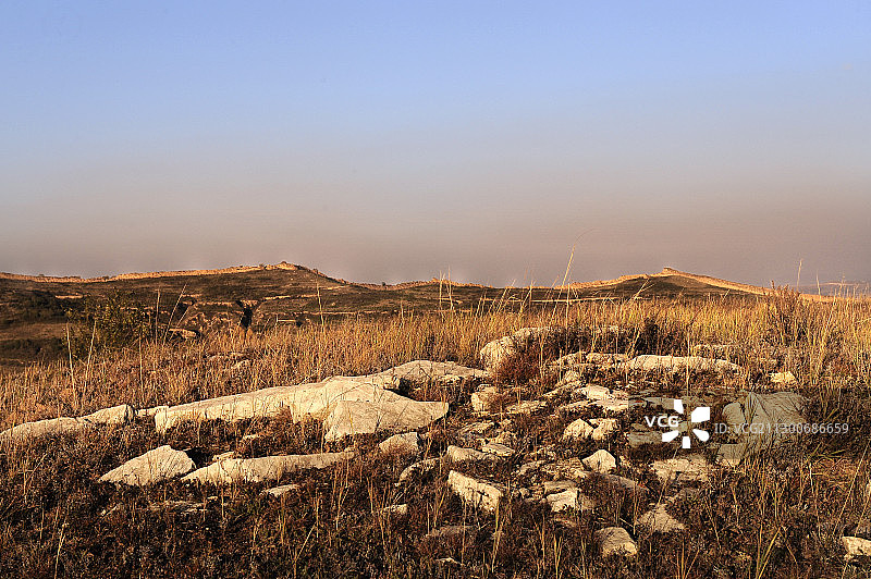 夕阳下苍凉的山西右玉土长城图片素材