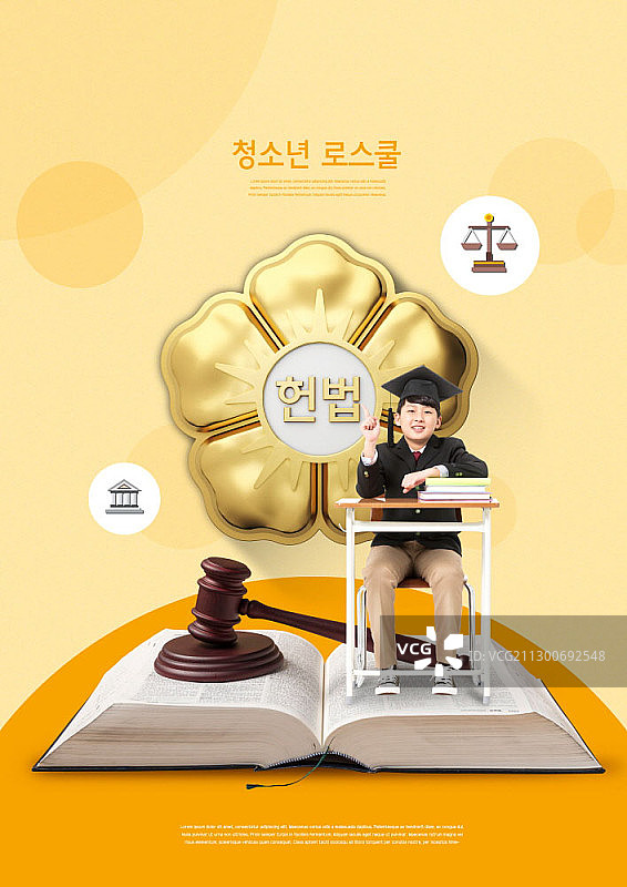 戴黑色学士帽的学生坐在书桌旁图片素材