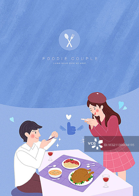 情侣在餐厅拍摄美食照片图片素材