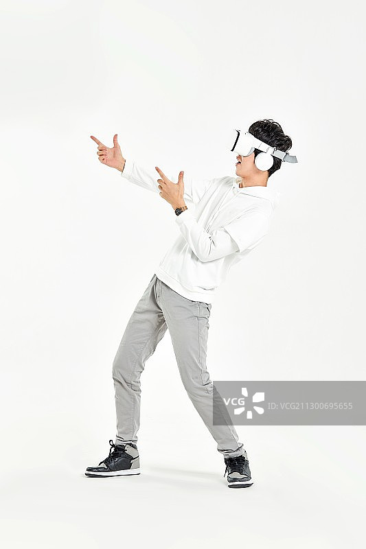 带着VR娱乐互动的年轻男生图片素材