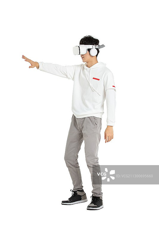 带着VR娱乐互动的年轻男生图片素材