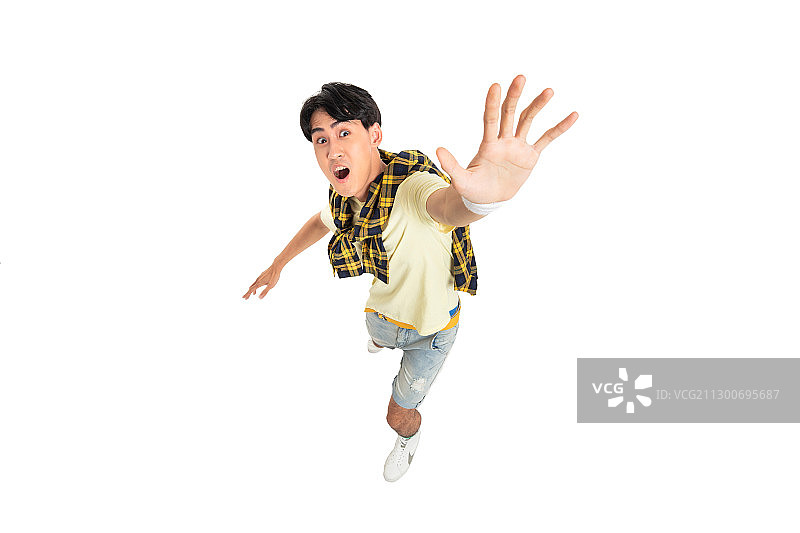 仰着头的年轻男生图片素材