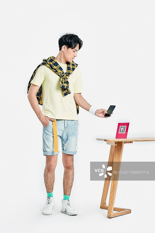 扫码购物的年轻男生图片素材