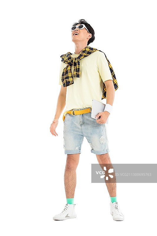 手拿平板电脑的年轻男生图片素材