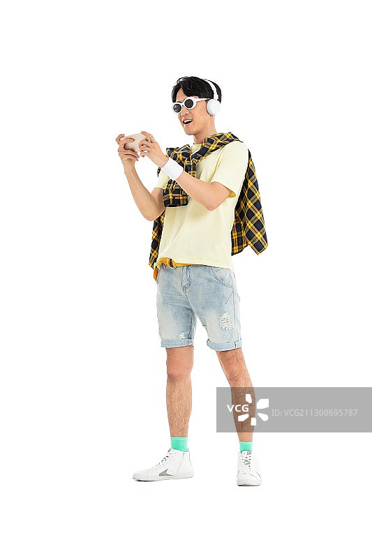 带着耳机聆听音乐的年轻男生图片素材