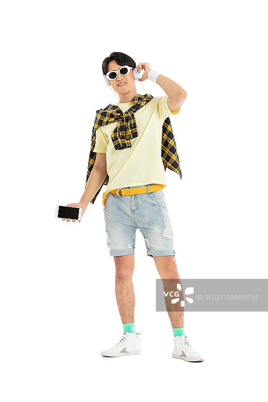 带着耳机聆听音乐的年轻男生图片素材