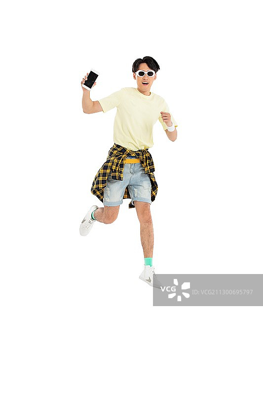 跳跃起来的年轻男生图片素材