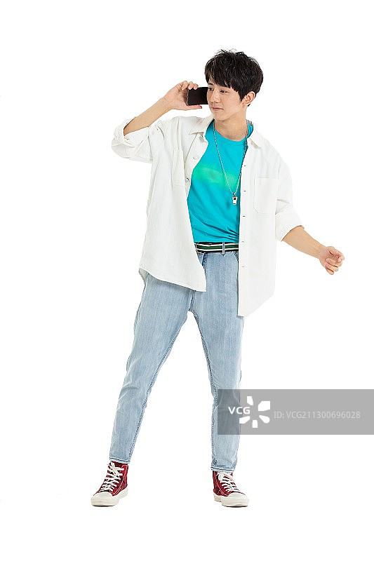 手拿手机耍酷的年轻男生图片素材