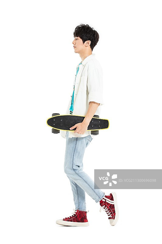 刷滑板的年轻男生图片素材