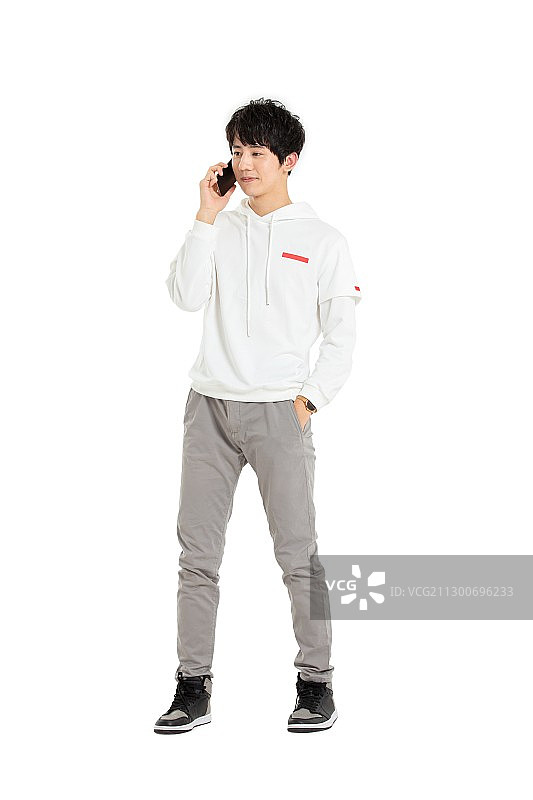 身穿白色卫衣的年轻人夸张的使用手机图片素材