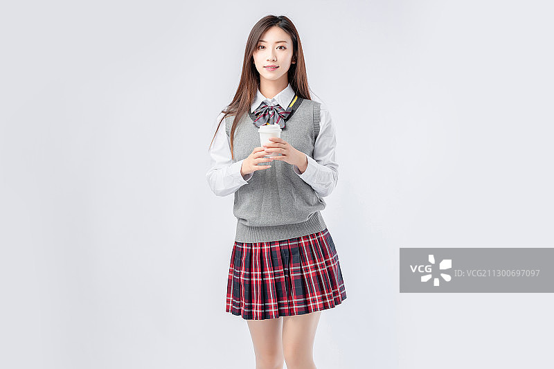 身穿校服,正在喝奶茶的亚洲女孩图片素材