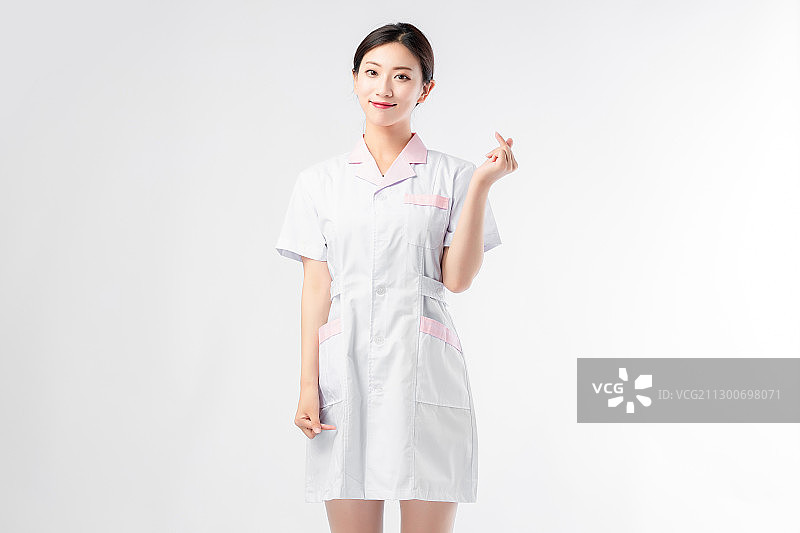 纯色背景里美丽的亚洲女护士图片素材