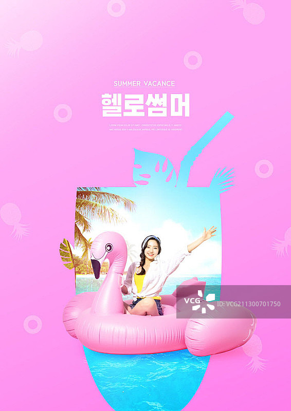 夏日主题：女人坐在粉色火烈鸟泳圈上图片素材