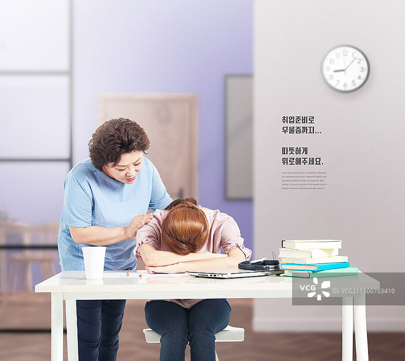 母亲安慰情绪低落的女儿图片素材