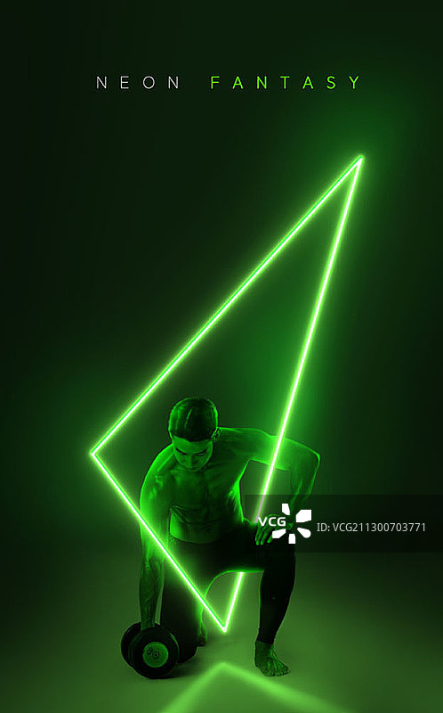 亚洲男人手持哑铃和三角形霓虹灯图片素材