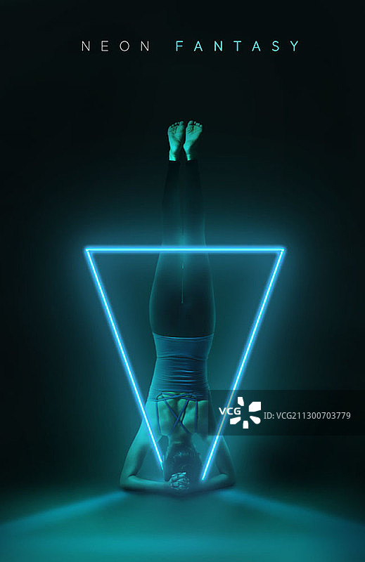 亚洲女性做头倒立和三角形霓虹灯图片素材