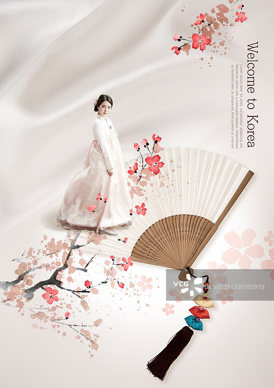 身穿韩服，站在鲜花和扇子上的女人图片素材