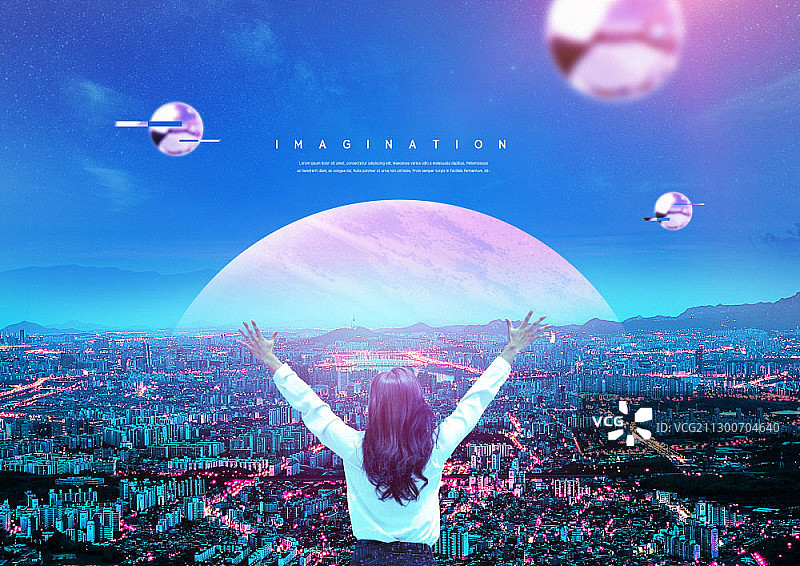 张开双臂俯瞰城市的女人图片素材