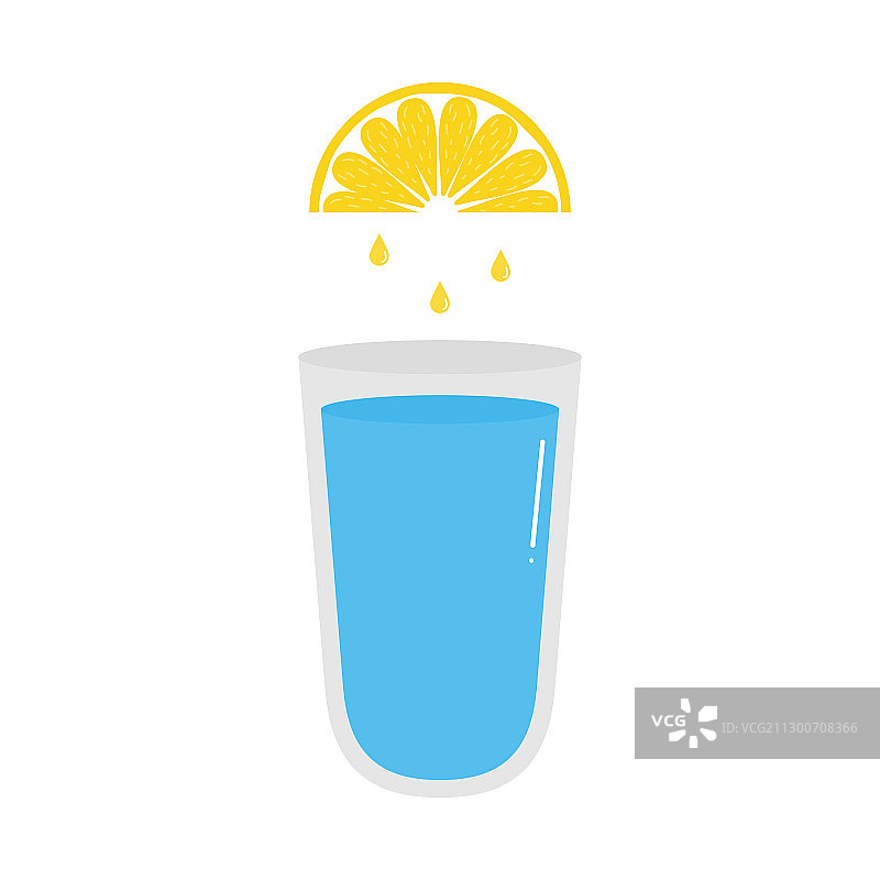 将柠檬片挤入玻璃杯水中图片素材