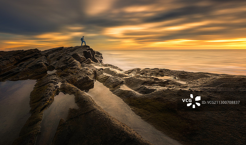 涠洲岛拥有巨大山石岩体，绵延至海岸边上。这里有绝美景观。图片素材