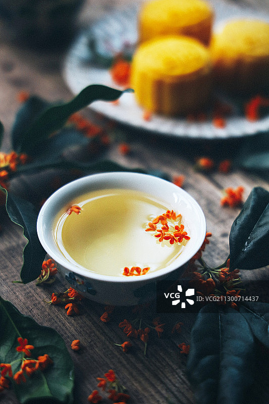 中秋佳节的月饼桂花与白茶图片素材