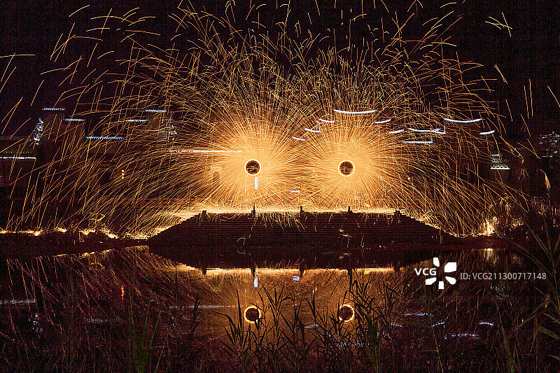 芜湖鸠兹古镇打铁花表演图片素材