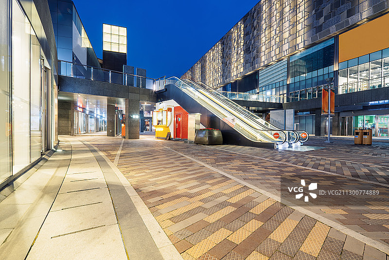 黄岛奥特莱斯购物街夜景图片素材