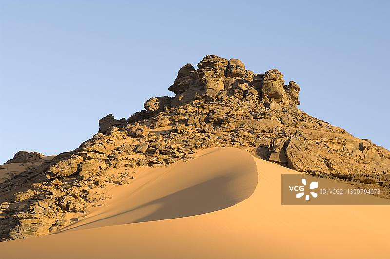 利比亚费赞撒哈拉沙漠阿卡库斯山区岩层和沙丘图片素材