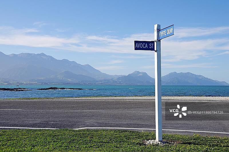 带有街道标志的沿海公路，凯库拉半岛，新西兰南岛图片素材