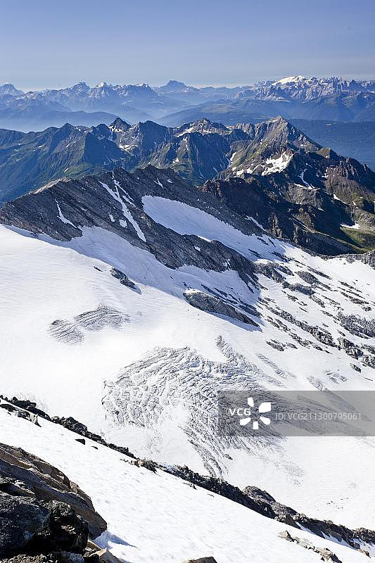 从霍赫费勒山眺望:菲茨施塔尔山谷、艾萨克山谷、维普塔尔山谷和后面的多洛米蒂山,马尔莫拉达山,博尔扎诺-博岑省,意大利,欧洲图片素材
