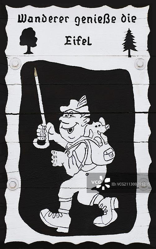 徒步者在埃ifel享受远足，背包里带着狗图片素材