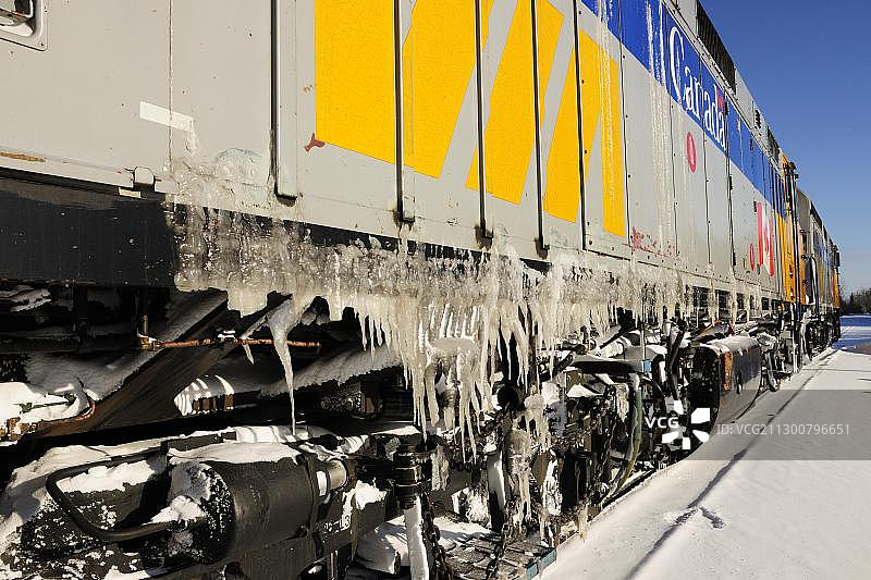 加拿大马尼托巴省温尼伯和丘吉尔之间铁路线上的冰封列车图片素材