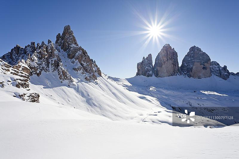 从德雷辛嫩小屋看到的拉瓦莱多三峰或德雷辛嫩景色图片素材