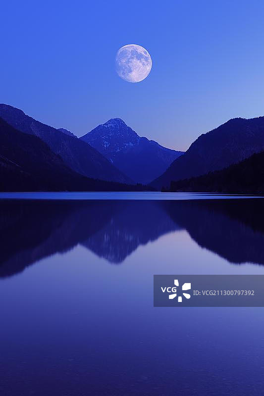 普兰湖与月亮，阿默尔山脉，奥地利蒂罗尔州图片素材