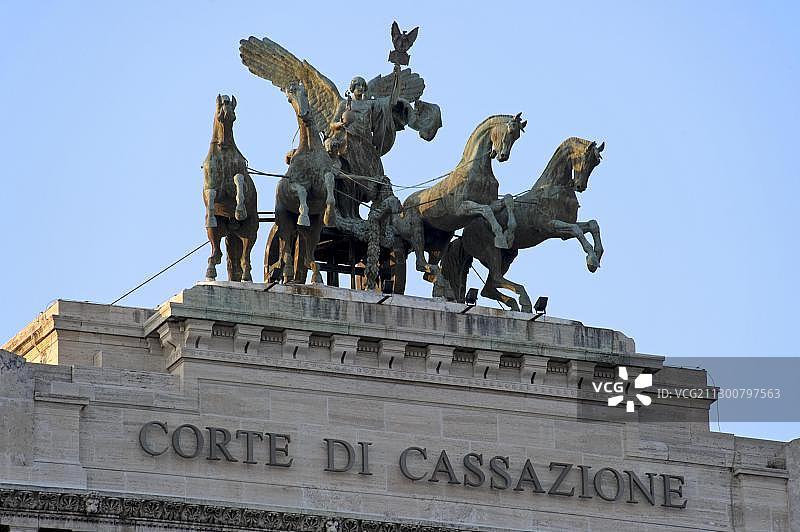 意大利罗马正义宫上的四马战车图片素材