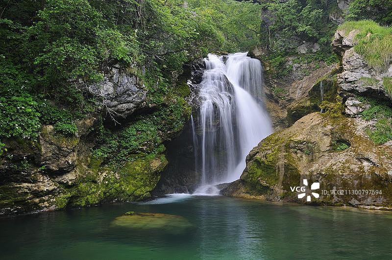 欧洲斯洛文尼亚文特加峡谷尽头拉多夫纳河上的瀑布图片素材