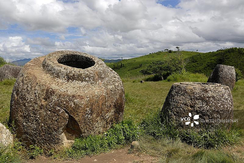 考古：老挝川圹省石缸平原1号遗址散落的古代大石罐图片素材
