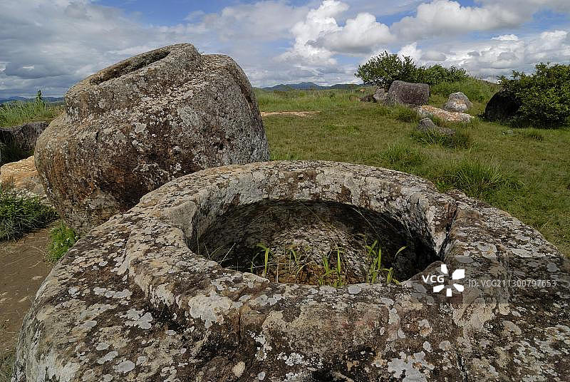 考古：老挝川圹省石缸平原1号遗址散落的古代大石罐图片素材