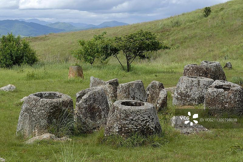 考古学：老挝川圹省丰沙湾罐子平原的巨大古代石罐图片素材
