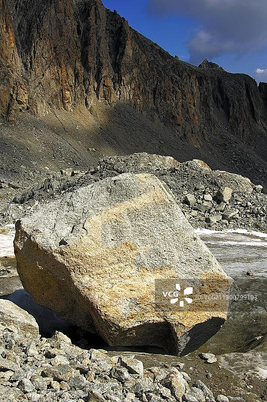 瑞士奥尔尼冰川漂砾中的大型花岗岩图片素材