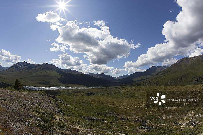 加拿大育空地区墓碑领地公园的奥吉尔维山脉，墓碑山脉，北克朗代克河谷图片素材