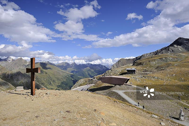 蒂默尔斯约赫高山公路顶峰十字架图片素材