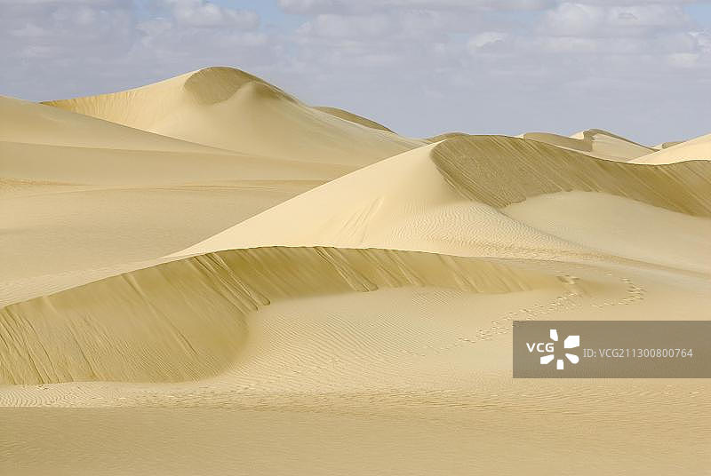 埃及西部沙漠法尤姆绿洲和拜哈里耶绿洲之间的沙丘图片素材